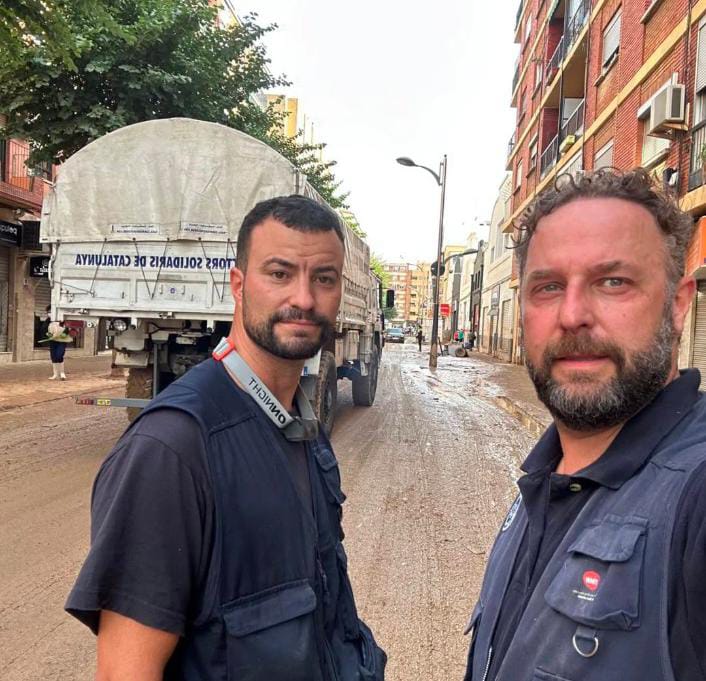 Alberto Lorente colaborando con sus dotes logisticos y de conducción de autobuses en la DANA de Valencia.