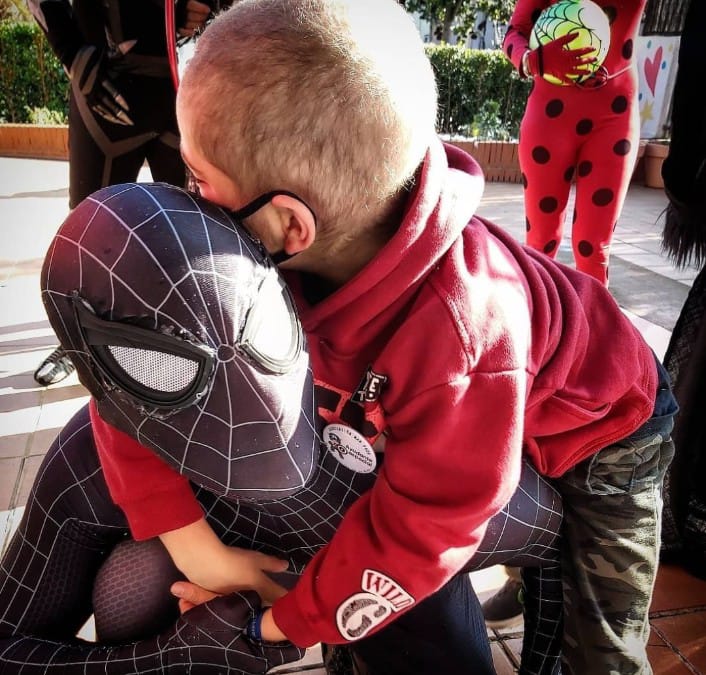 Alberto Lorente disfrazado de Spider-Man, visitando a infantes enfermos.